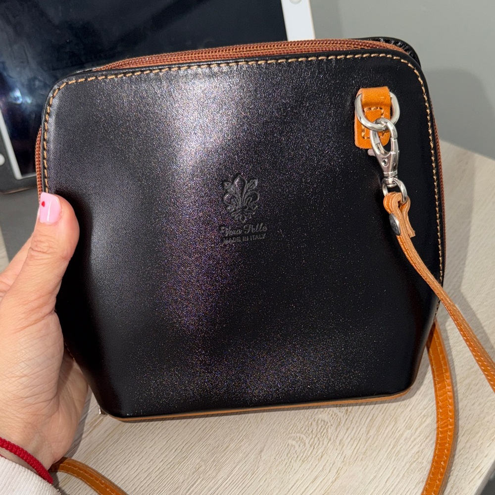 Vera Pelle Black and Tan Leather Crossbody Bag - Picture 3 of 5